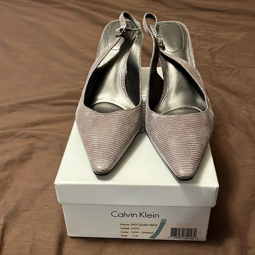 Woman shoes by Calvin Klein/cross body purse sz11  Lizard print taupe 2pc